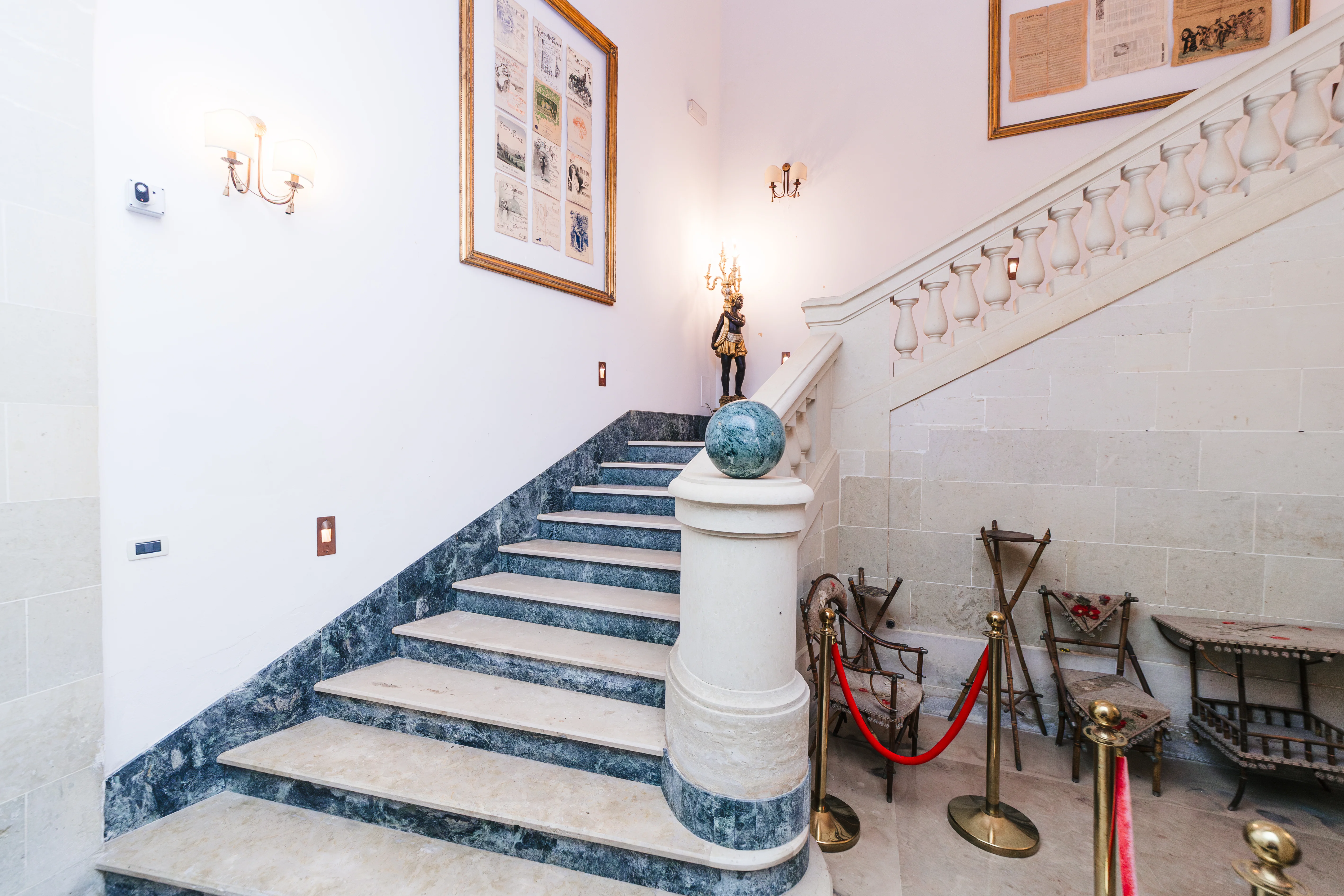 Scalone monumentale in marmo verde e bianco — Palazzo Scarciglia