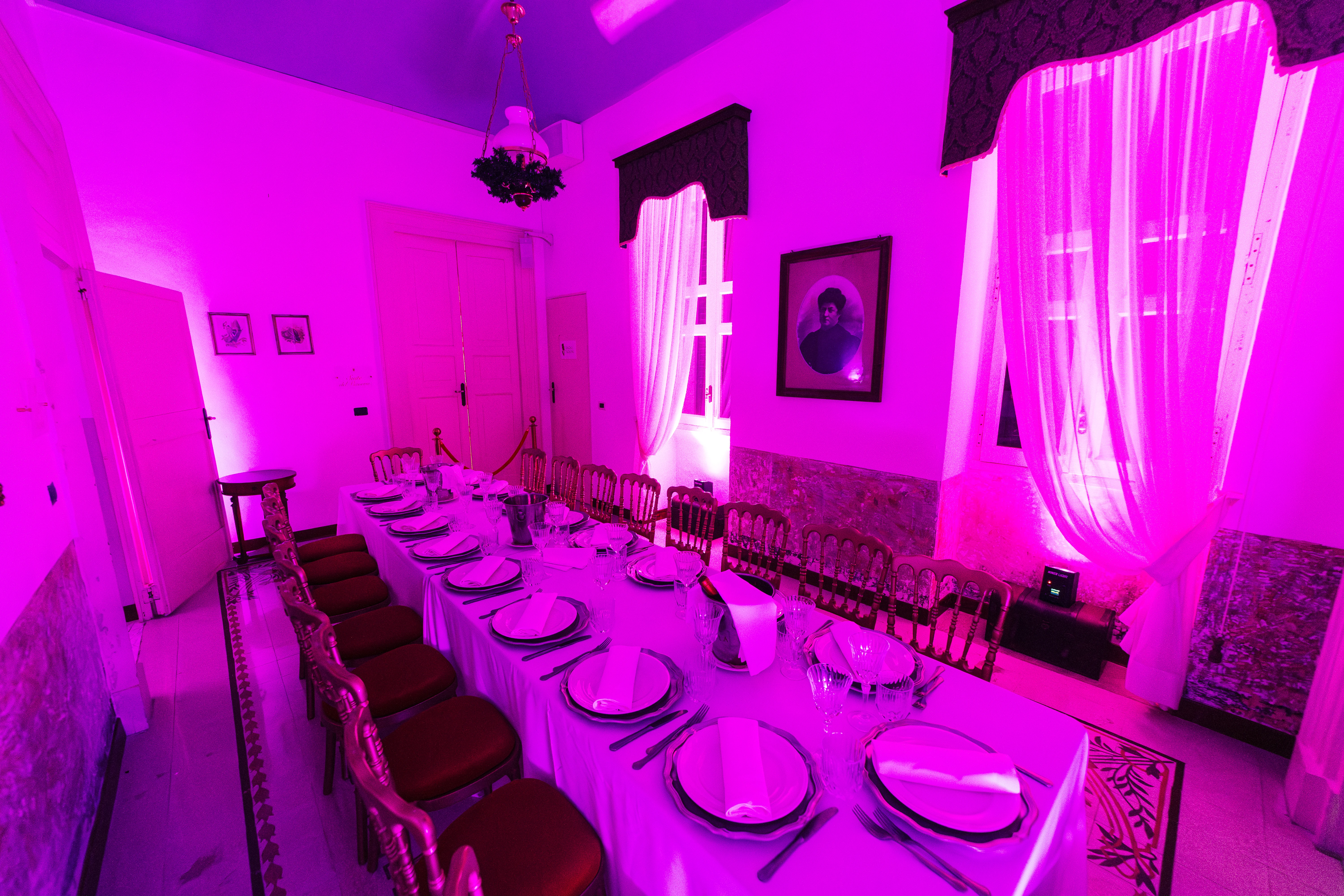Sala con splendido pavimento in maioliche dipinte e tavolo allestito