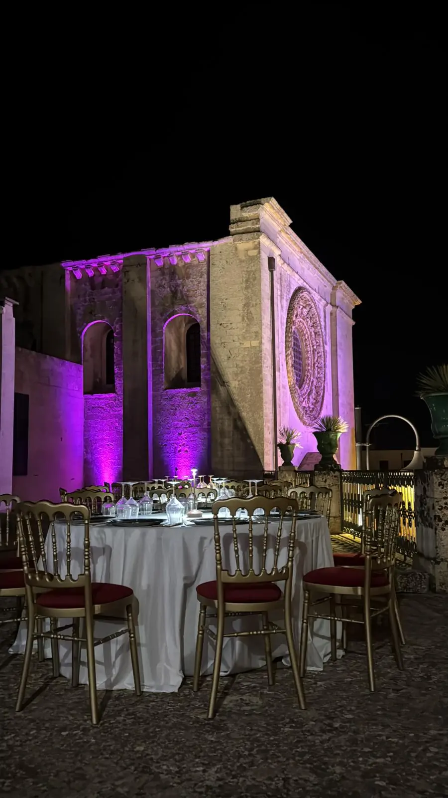Terrazza panoramica notturna Palazzo Scarciglia con illuminazione viola scenografica